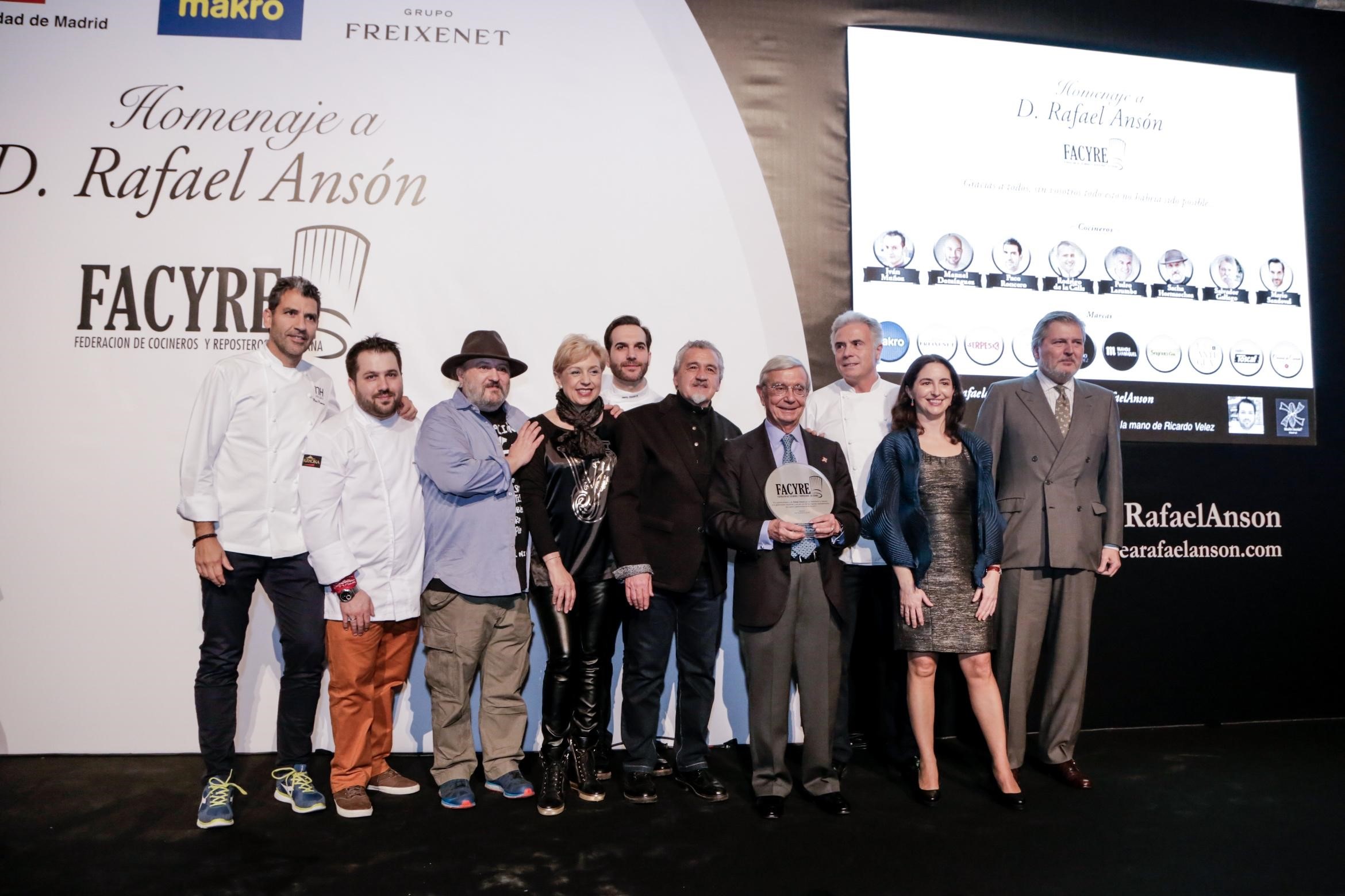 Escenario de tarima para D. Rafael Ansón presidente de la Real Academia de la Gastronomía