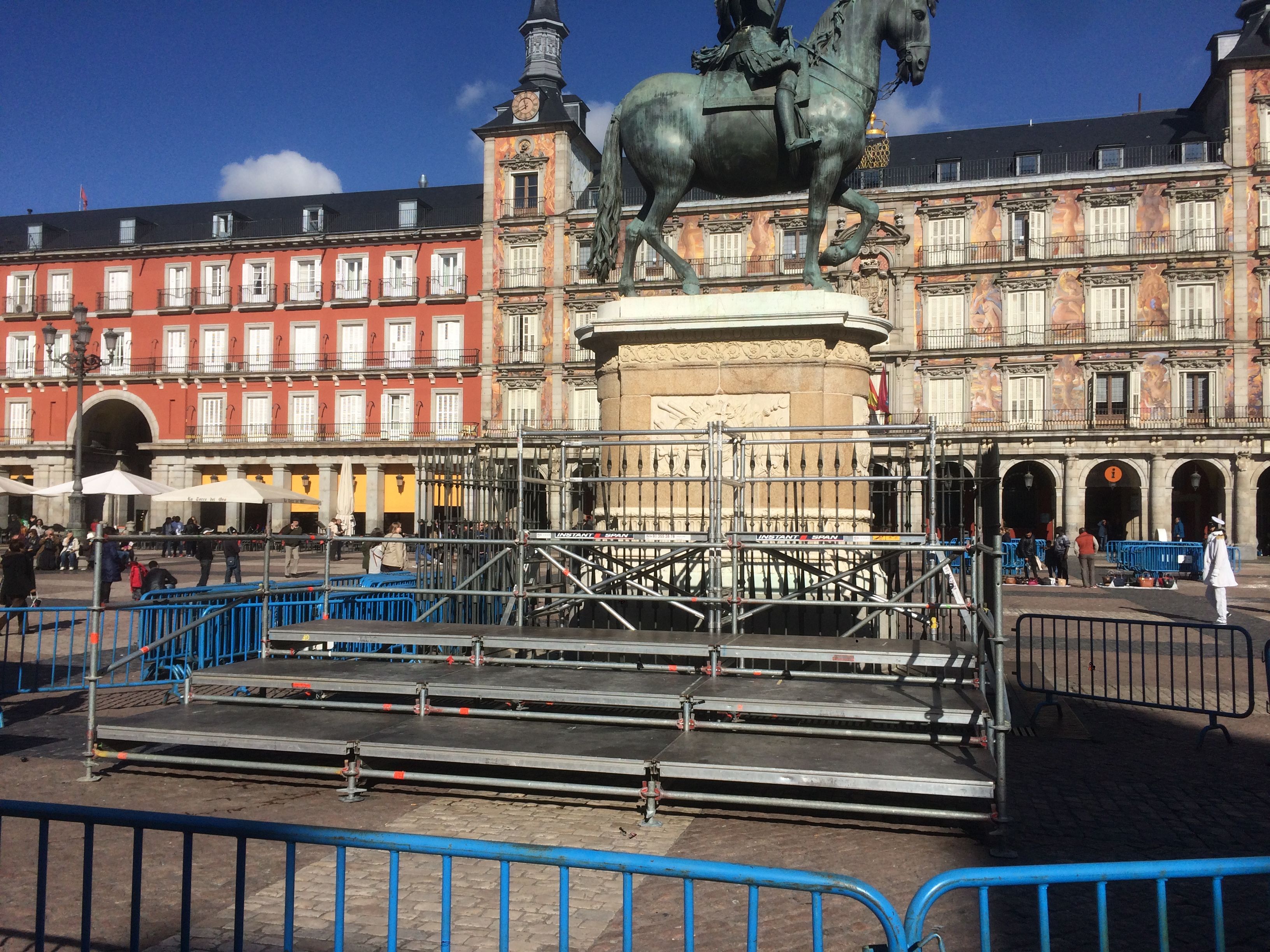 Montaje de escenario en la festividad de la Almudena