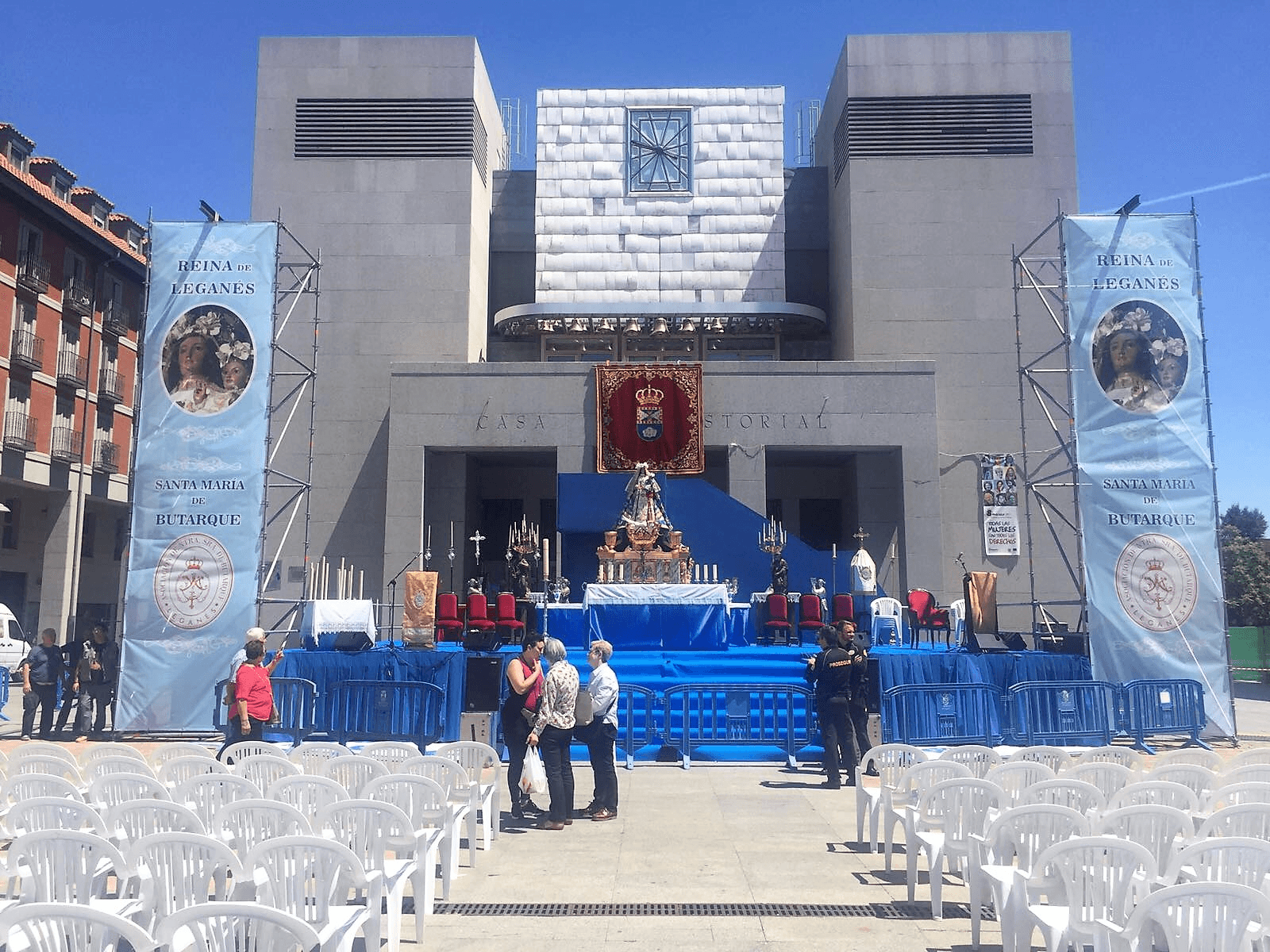 Montaje de escenario en las Fiestas de Nuestra Señora de Butarque de Leganés